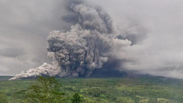Endonezya’daki Semeru Yanardağı’nda 5 kez patlama meydana geldi