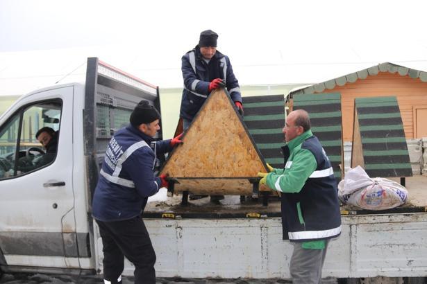 Belediye ekipleri, sokak kedileri için 'kedi evleri' yerleştirdi