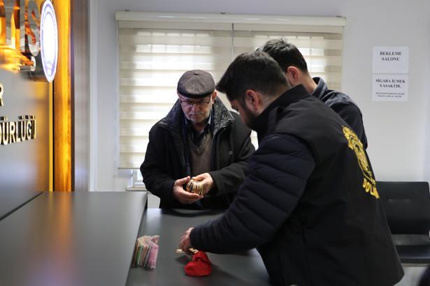 Çiftçiyi, 5 milyon liralık ziynet eşyasını alarak dolandıran şüpheliler yakalandı