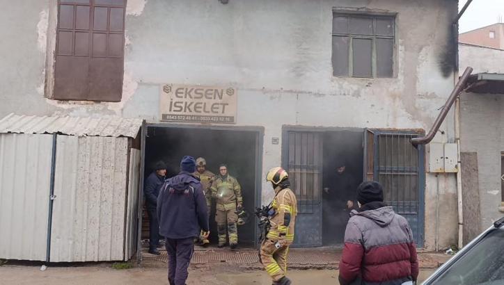 Mobilya iskelet imalathanesinde sobaya dökülen tinerin parlamasıyla yangın çıktı