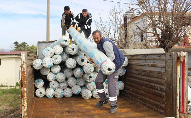 Büyükşehir’den hortum ve yağıştan zarar gören çiftçiye sera naylonu desteği