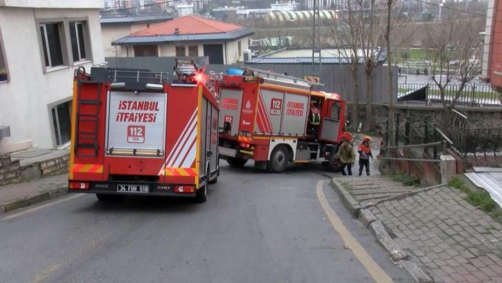 İstanbul - Kağıthane’de virajı alamayan kamyonet devrildi