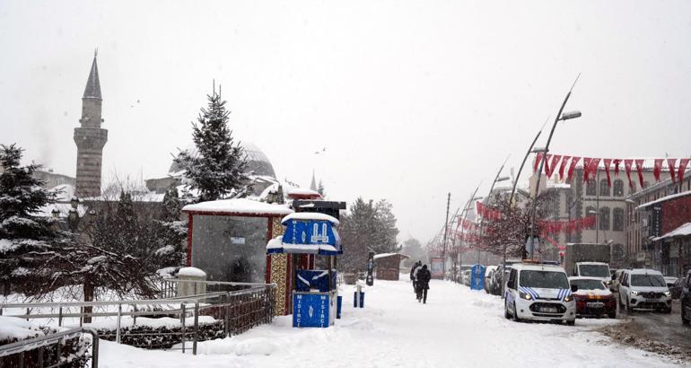 Kar kalınlığının 50 santimetreye ulaştığı Erzurum’da 419 mahallenin yolu kapandı