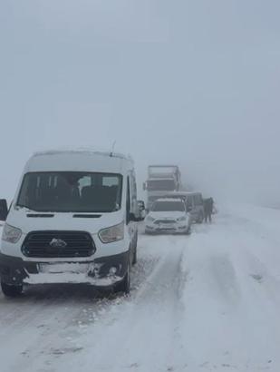 Ağrı-Doğubayazıt kara yolunda kar ve tipi;  araçlar yolda kaldı