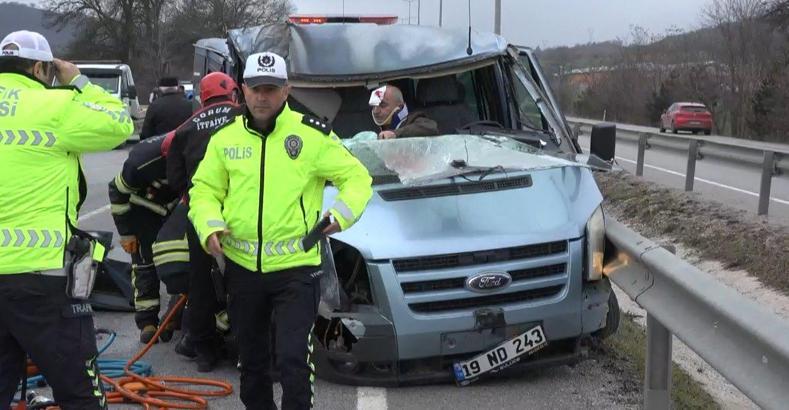 TIR'a çarpan minibüsün sürücüsü, araçtan güçlükle çıkarıldı; 3 ağır yaralı