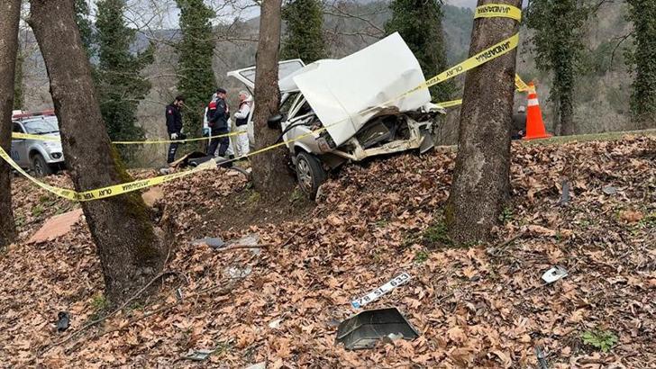 Otomobil ağaca çarptı: 1 ölü, 2 yaralı