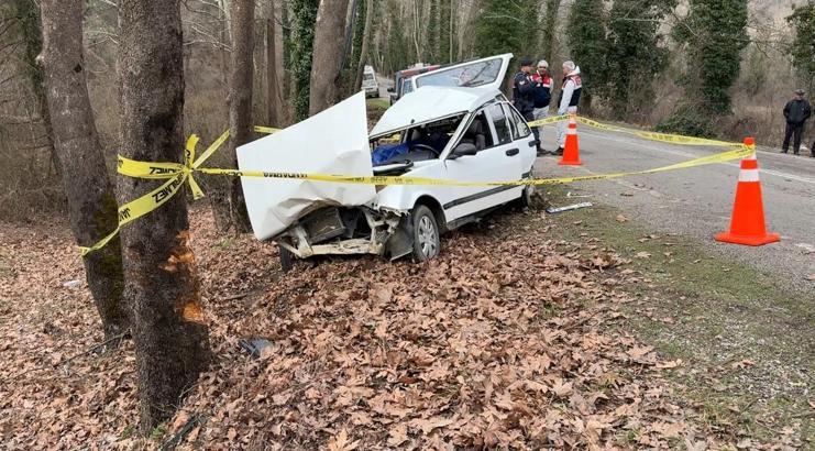 Otomobil ağaca çarptı: 1 ölü, 2 yaralı