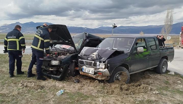 Otomobille kamyonet çarpıştı: 3 yaralı