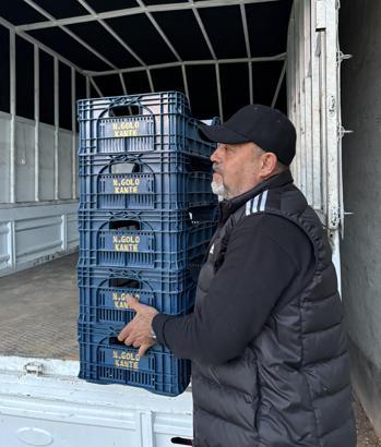 Fenerbahçeli taraftar domates kasalarının üzerine 'N'Golo Kante' yazdırdı