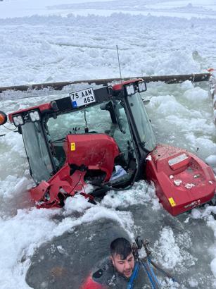Buzu çözülen Çıldır Gölü'ne traktör düştü