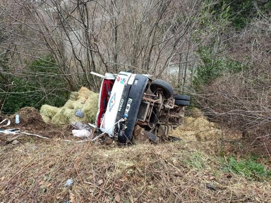 Kastamonu'da saman yüklü kamyon devrildi: 2 yaralı
