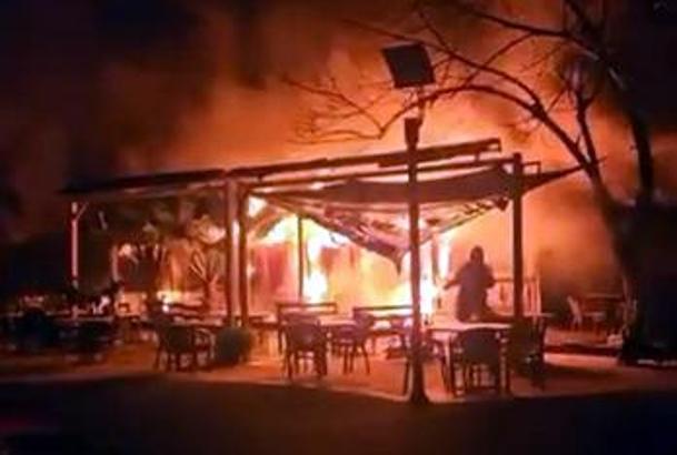 İstanbul - Avcılar'da parkın içindeki kafe alev alev yandı