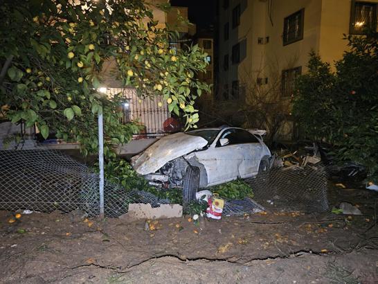 Lastiği patlayan otomobil, şarampole yuvarlandı; 1 ölü, 1 yaralı