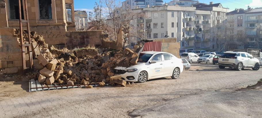 Tarihi evin duvarı park halindeki otomobilin üzerine devrildi
