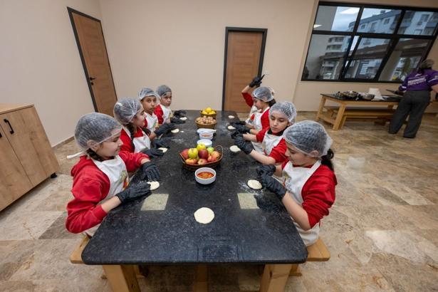 Çocuk kampüsünde atölyeler dolu dolu geçiyor