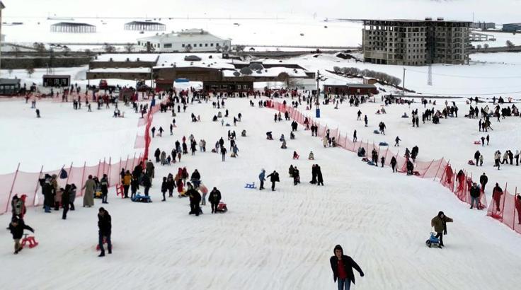 Kayak merkezinde bu kez hafta içi yoğunluğu dron kamerasında