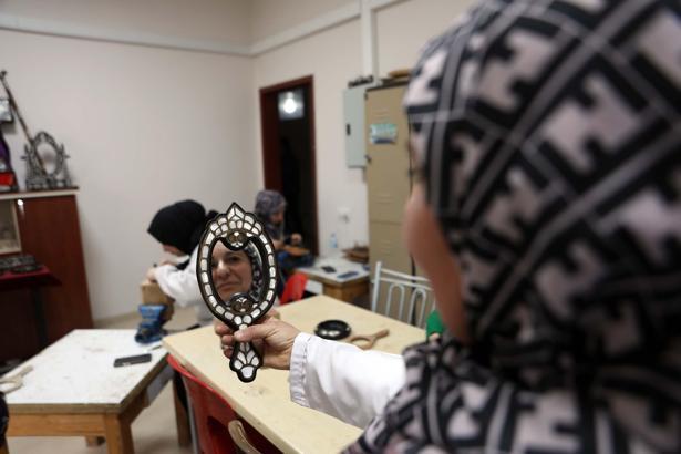 Eşinden öğrendiği mesleğin usta öğreticisi oldu