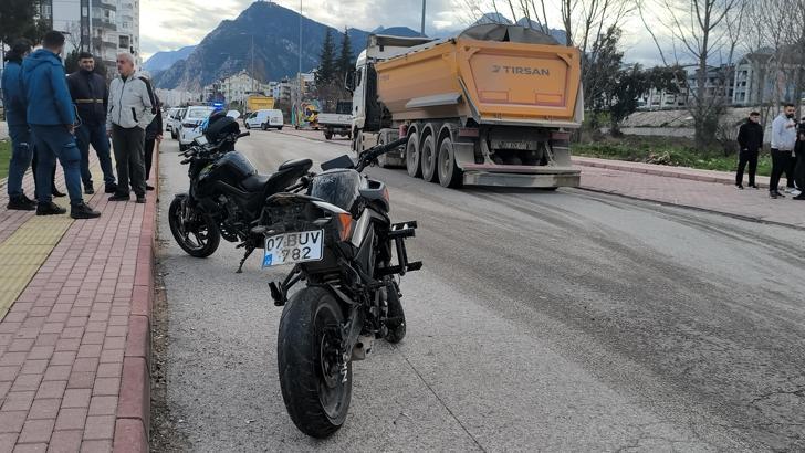Motosikletle kamyona çarpan 2 liseli yaralandı