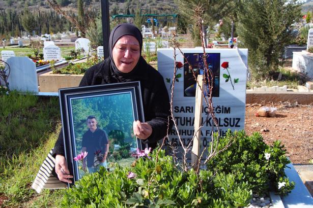 8 bıçak darbesiyle öldürülen Batuhan’ın annesi mezarı başında adalet istedi