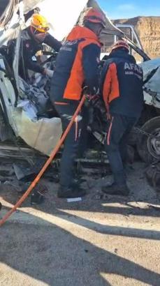 Kayseri'de öğrenci servisi, TIR'a arkadan çarptı: 1 ölü, 7 yaralı