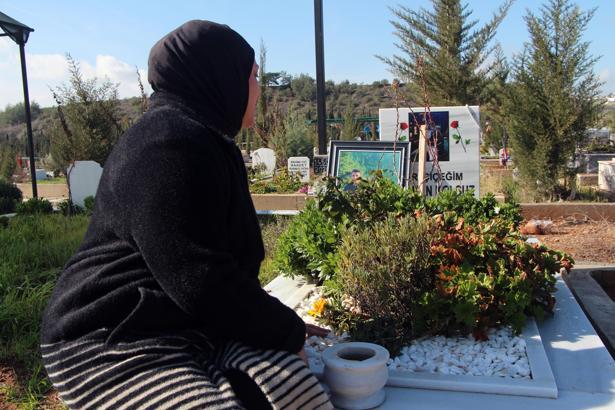 8 bıçak darbesiyle öldürülen Batuhan’ın annesi mezarı başında adalet istedi / Ek fotoğraflar