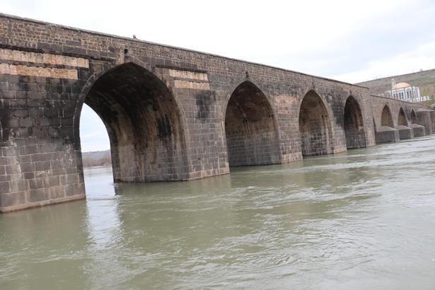 Barajlardan kontrollü tahliye sonrası Dicle Nehri’nin su seviyesi yükseldi