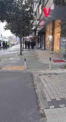 İstanbul- Bakırköy'de 2 kişinin iş merkezinin kapısına el bombası koyduğu anlar kamerada