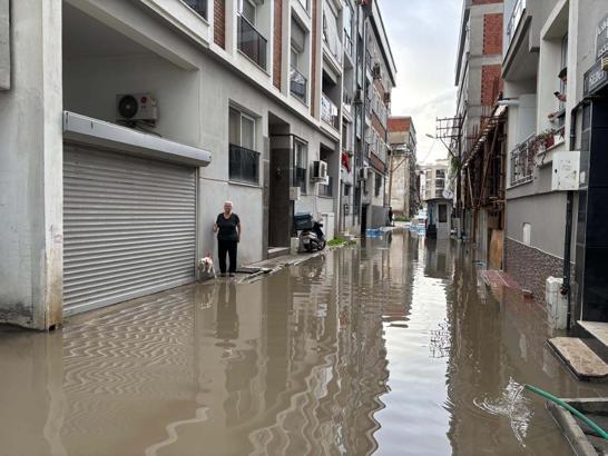 İzmir'de sağanak nedeniyle yollar göle döndü (2)
