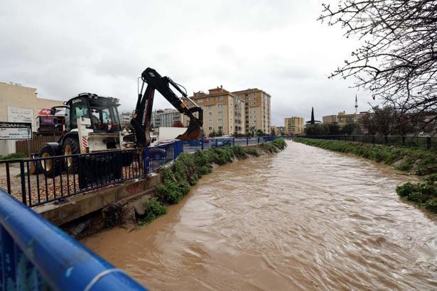 İzmir'de sağanak nedeniyle yollar göle döndü (3)