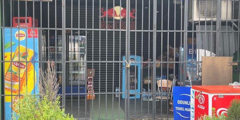 Eksik para üstü verdiğini iddia ettiği market sahibine, su kolisi ve sandalye fırlattı