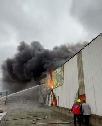 Balıkesir'de depoda yangın