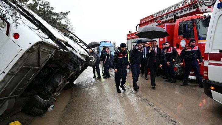 Isparta'da cezaevi ring aracı devrildi: 3 yaralı