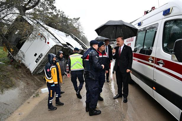 Isparta'da cezaevi ring aracı devrildi: 3 yaralı