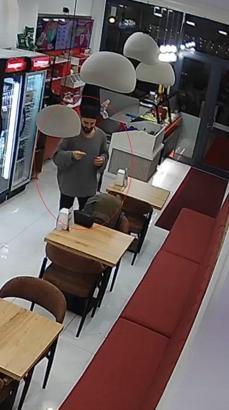 Çiğ köfte dükkanında sipariş ettiği dürüme sakal kılı koydu