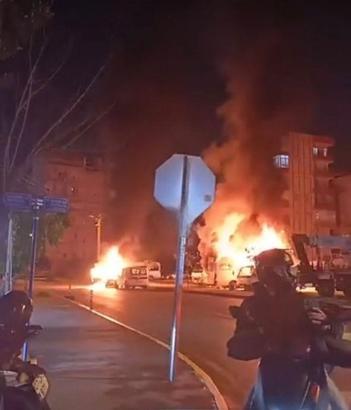 Tartıştığı kız arkadaşı ile annesinin araçlarını kundakladı; olay anı kamerada