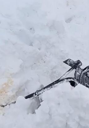 Verici istasyonundaki arızaya giden ekibin üzerine çığ düştü