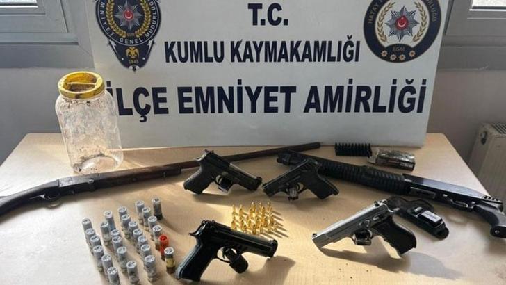 Hatay'da toprağa gömülü silahlar ele geçirildi