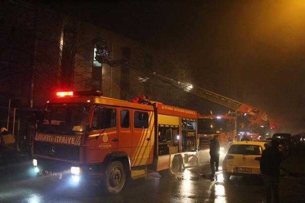 İstanbul - Kağıthane'de marangozhanede yangın; mahsur kalan 11 kişi ile 1 köpek kurtarıldı