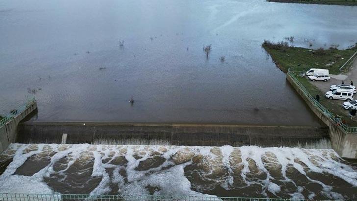Manisa'da Bağyolu Barajı taştı, vatandaşlar su salımını izlemeye koştu