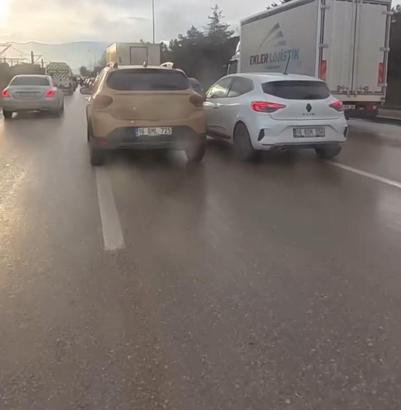 Otomobil sürücülerinin 'şerit' kavgası kask kamerasında