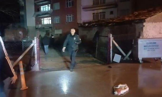 Sokak ortasında 2 kişi, bacaklarından vuruldu