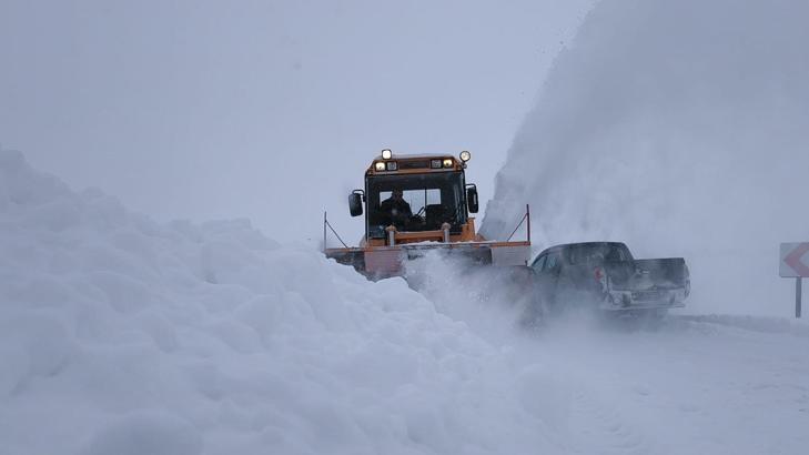 Kars'ta 4 metreyi bulan karla mücadele