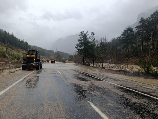 Feke–Saimbeyli karayolu sel nedeniyle trafiğe kapandı
