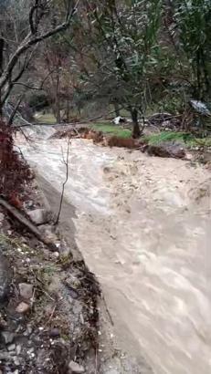 Eğirdir'de sağanak dereleri taşırdı