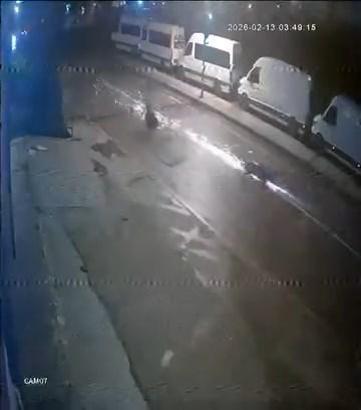 İstanbul- Ataşehir'de hafif ticari araca çarpan motosiklet sürücüsü yaralandı