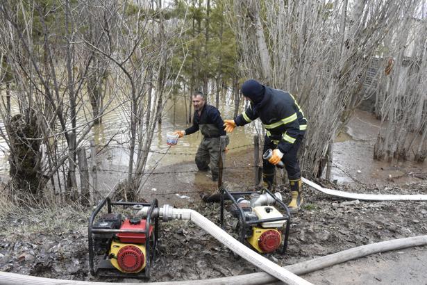 Sivas'ta yağmur ve kar suları taşkınlara yol açtı, evleri su bastı