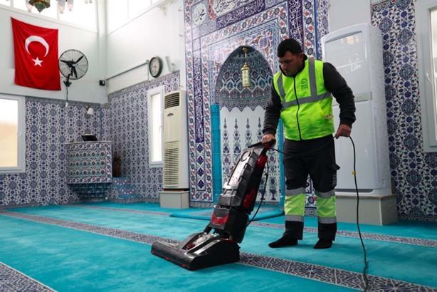 Çeşme Belediyesi'nden ramazan öncesi camilerde temizlik