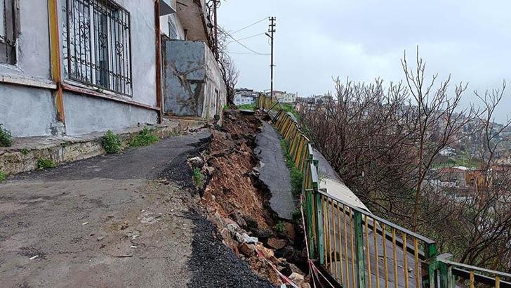 Asfalt yol, sağanak sonrası çöktü