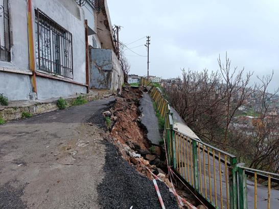Asfalt yol, sağanak sonrası çöktü