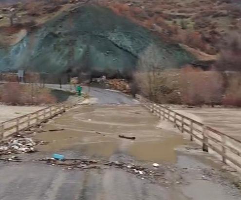 Diyarbakır’da yağış sonrası dere taştı, köprü su altında kaldı
